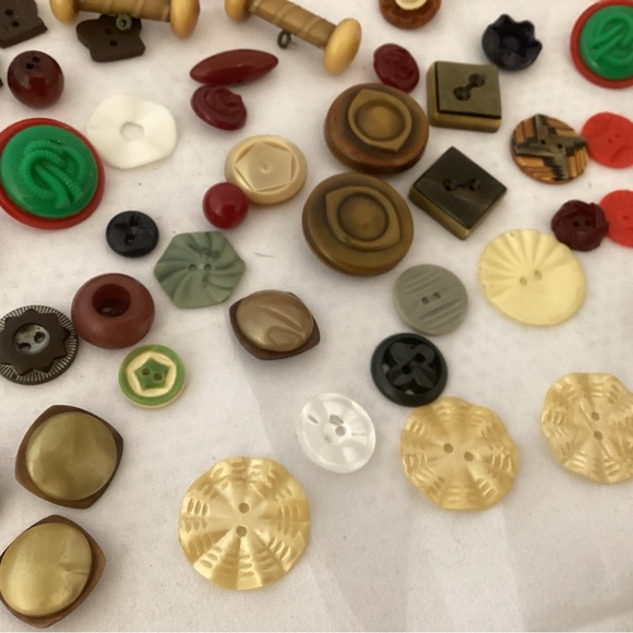 Collector old plastics sewing buttons - Picture 7 of 8